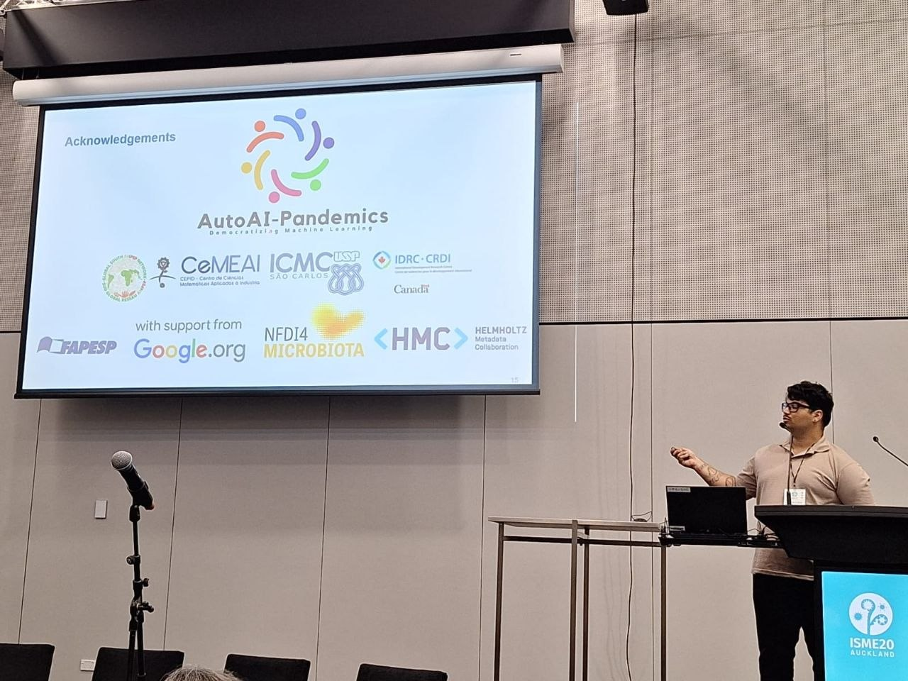 Breno giving an oral presentation at ISME20 in Auckland