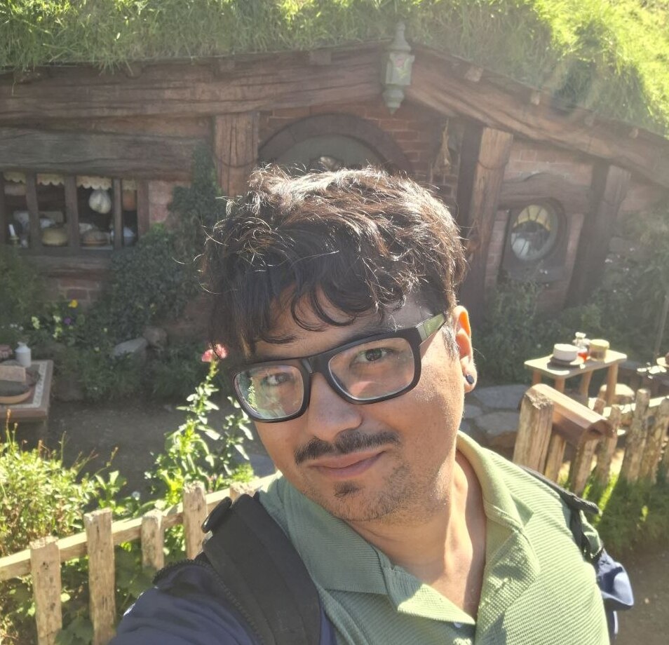 Breno in front of his hobbit-hole